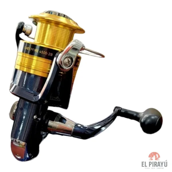 daiwa_sweepfire_00-Photoroom Reel Frontal Daiwa Sweepfire 4500-2B